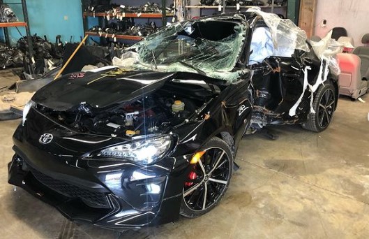 NEUNIŠTIVA "TOYOTA" Doživjela stravičnu nesreću, ali još uvijek vozi (FOTO/VIDEO)