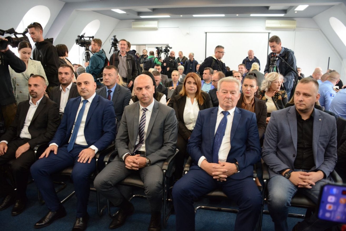 TEROR, PROGONI, ŠIKANIRANJA, SKRNAVLJENJE GROBOVA... Podnesene ostavke, Srbi napuštaju sve političke institucije na Kosovu (FOTO)