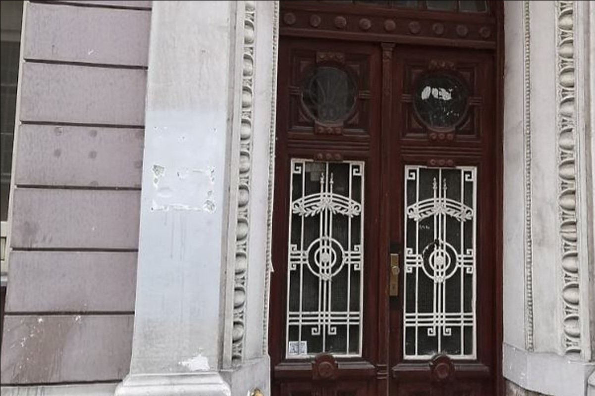 KOME SMETA SRPSKO PROSVJETNO I KULTURNO DRUŠTVO? Uništili ćirilične i latinične ploče na zgradi "Prosvjete"