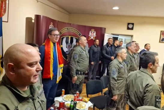 VUČIĆ OGRNUT TROBOJKOM PRATIO UTAKMICU SRBIJA-BRAZIL Evo šta je poručio Orlovima ako izgube (FOTO)