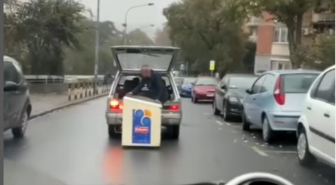 ZA RUBRIKU "SAMO NA BALKANU"! Čovjek sjedi u gepeku automobila i pridržava zamrzivač! (VIDEO)