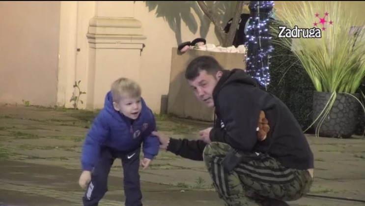 KAMEN BI PROPLAKAO! OTAC I SIN SE SUSRELI U ZADRUZI Ivan pokazivao Željku životinje, ne ispušta ga iz naručja (VIDEO)