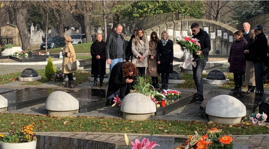 NJENE RIJEČI RAZARAJU DUŠU Ana Bekuta sa sinom i unucima dala Mrki čitulju, pa se slomila na njegovom grobu (FOTO)