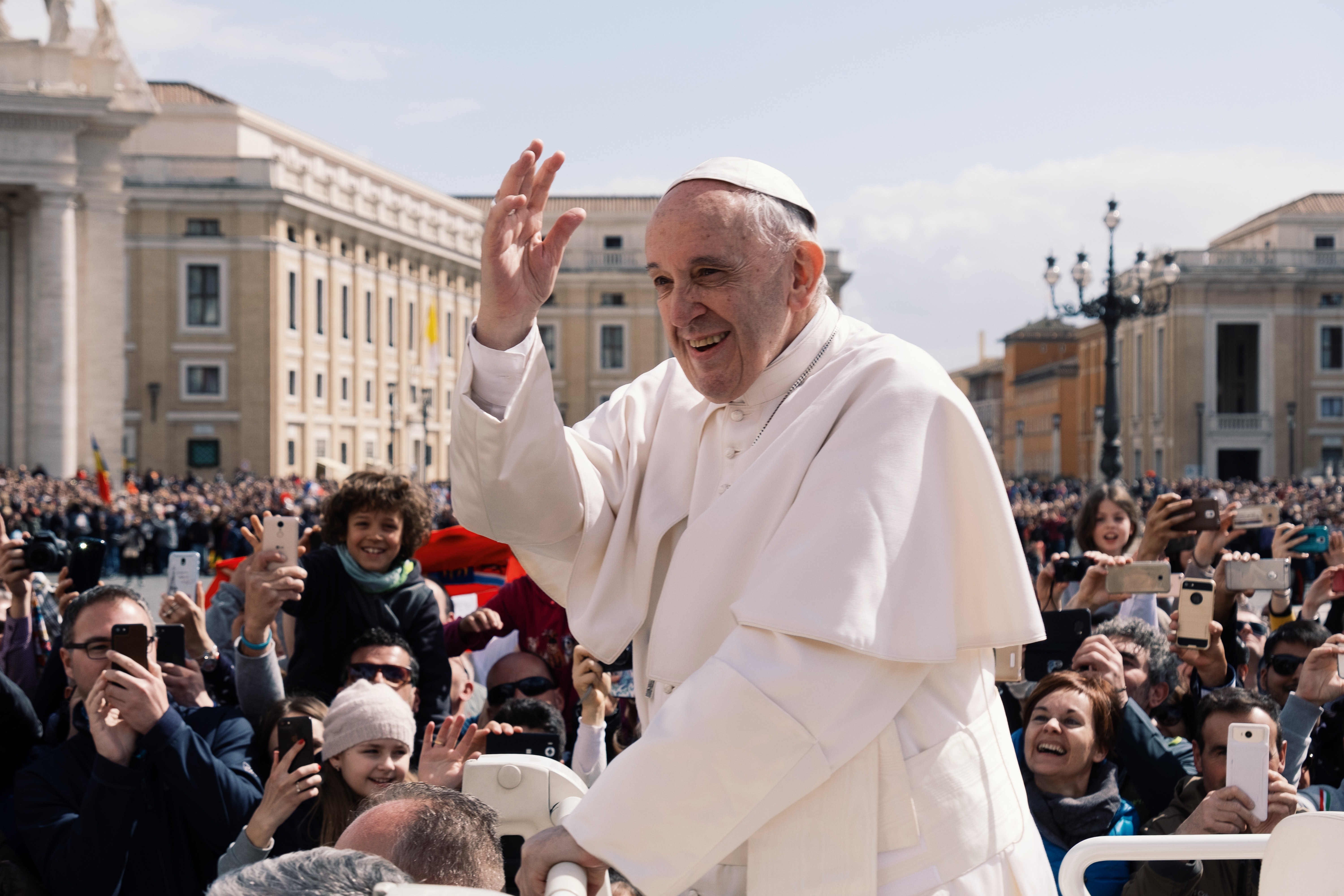 SKANDAL TRESE VATIKAN Papa smijenio rukovodioce Karitasa - šta se krije u pozadini odluke?