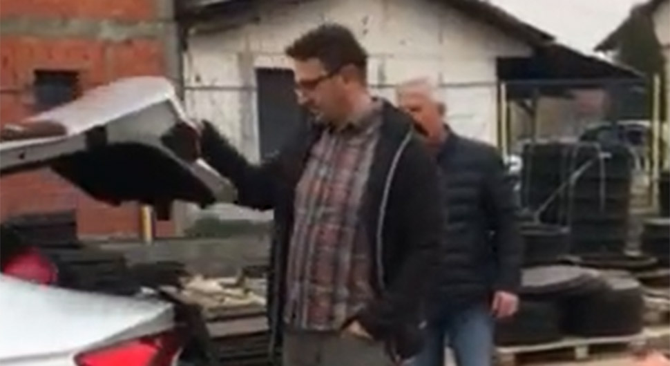 BRAVO GAZDA! ZA 20 GODINA PREDANOG RADA: Bijeljinski privrednik radniku poklonio nov automobil (VIDEO)