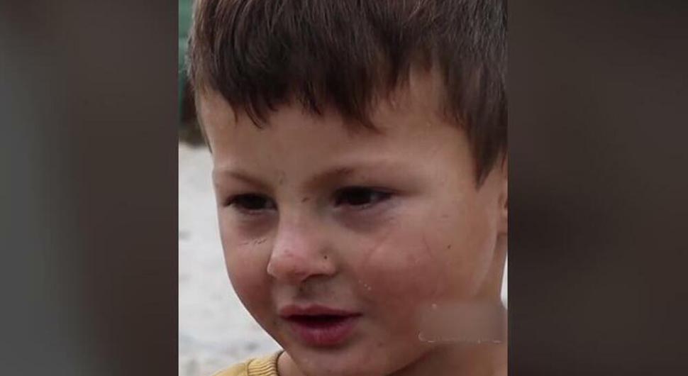 SNIMAK MALOG EMIRA TJERA NA PLAČ Bosim nogama gazi kamen, jaknu nema - Balkan je u suzama zbog ovog dječaka (VIDEO)