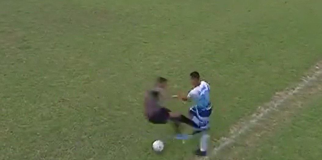 JASNO JE DA JE POSTOJALA NAMJERA Pogledajte jedan od najbrutalnijih faulova u istoriji fudbala (VIDEO)