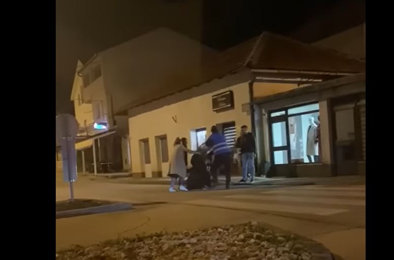 INCIDENT U GRUDAMA Više osoba brutalno pretuklo policajca, bespomično ležao na zemlji dok su ga ostali tukli (VIDEO)