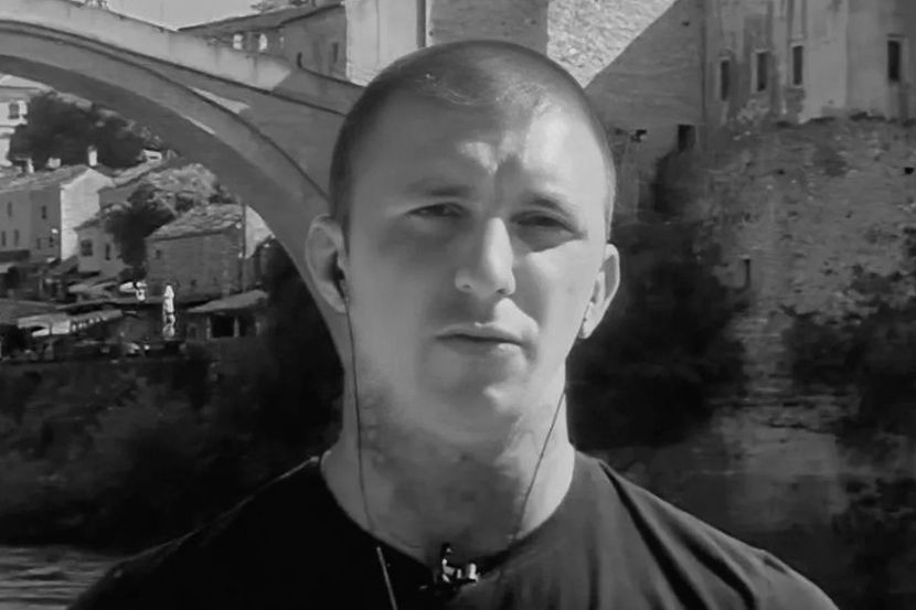 MOSTAR ZAVIJEN U CRNO Preminuo čuveni skakač koji je u maju spasao turistu iz Neretve
