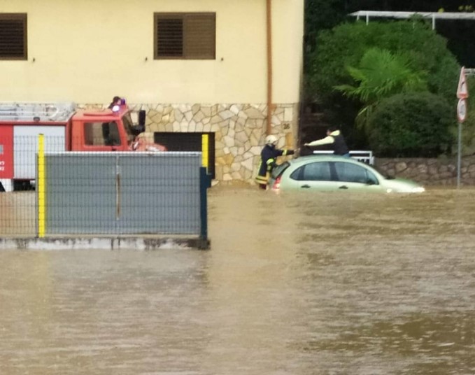 APOKALIPTIČNE SCENE IZ HRVATSKE Kiša pada već satima, voda ulazi u kuće (FOTO/VIDEO)
