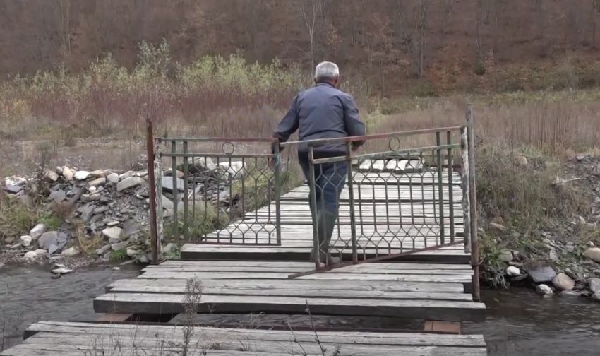 BALKANSKA POSLA Domaćin stavio kapiju na sklepani i - zaključao ga (VIDEO)