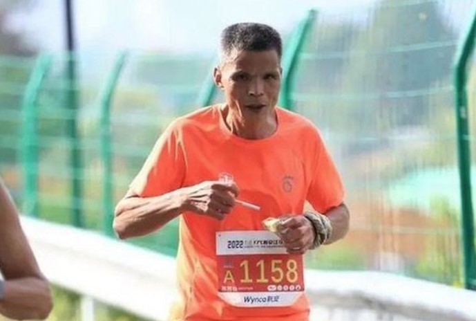 NIJE PRVI PUT DA JE UČINIO OVAKO NEŠTO Kinez trčao čitav maraton pušeći cigarete jednu za drugom