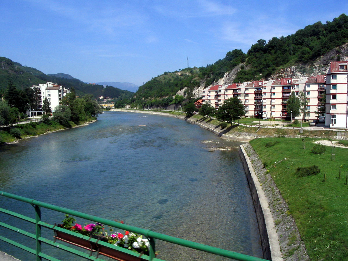 MLADIĆA PRVO PRETUKLI, PA GA STRPALI U ŠAHT Konjic potreslo stravično nasilje, razlog je bizaran
