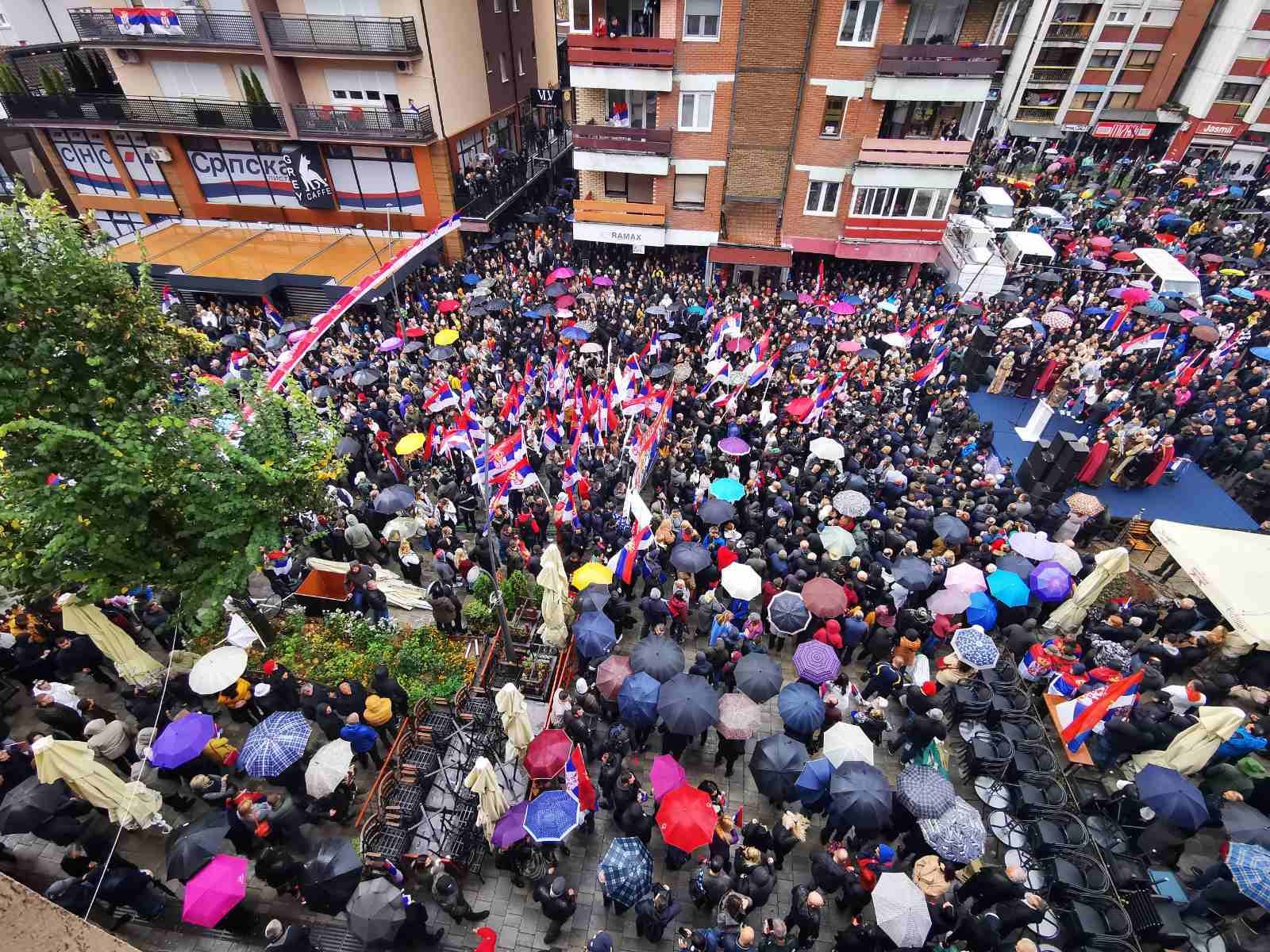 VELIKI NARODNI SKUP U KOSOVSKOJ MITROVICI Okupljeni Srbi poručuju "Mi imamo jednu državu - Srbiju; Dosta nam je Kurtijevog terora" (FOTO)