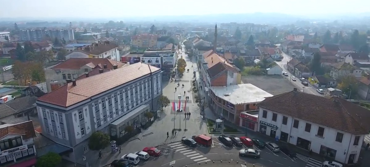HOROR U KOZARSKOJ DUBICI Pred policijom ženu gađao namirnicama: Zaklaću te odmah