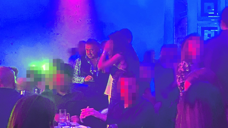 ULOVLJEN! Popularni glumac poput sultana uživao u alkoholu i društvu mladih žena (FOTO)