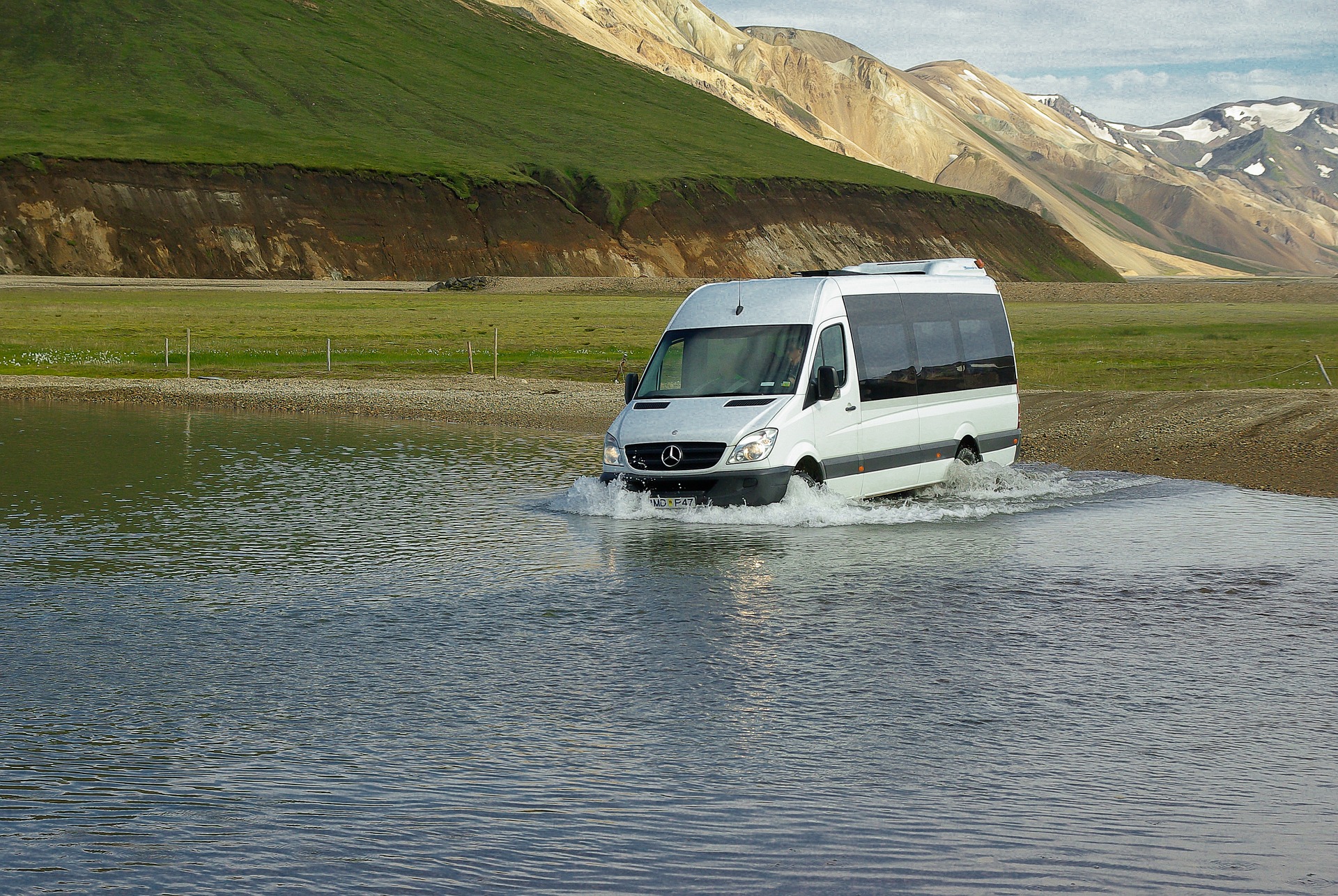 MINIBUS SKRENUO U JARAK ISPUNJEN VODOM Od 20 poginulih 11 djece