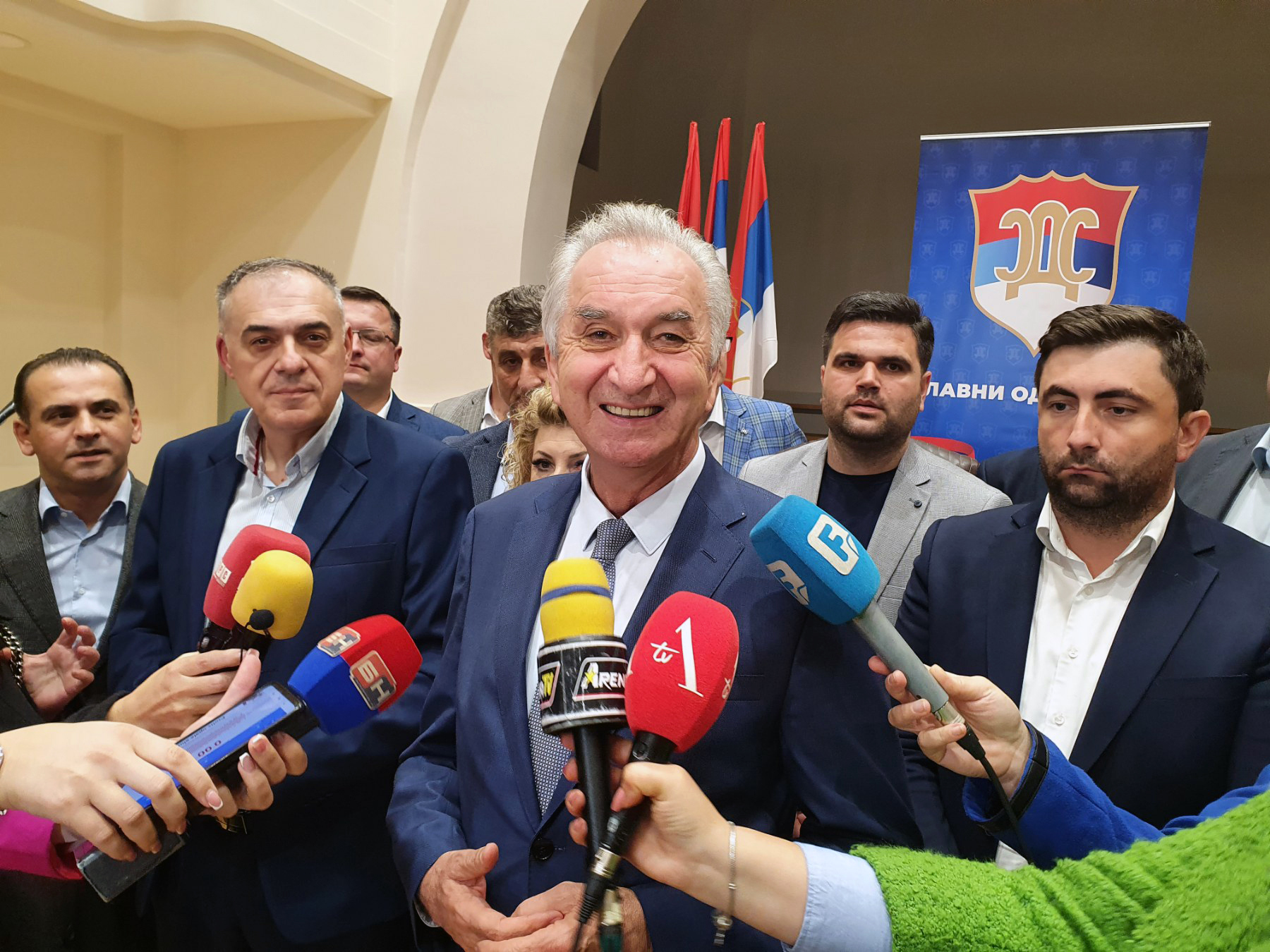 NAKON PETOČASOVNE SJEDNICE Mirko Šarović potvrdio ostavku i prenio ovlaštenja na Milana Miličevića