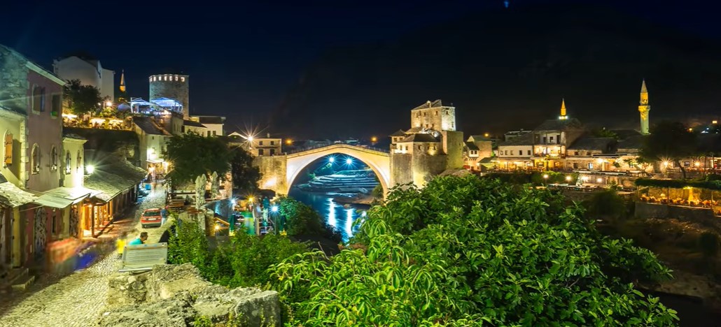FILMSKA PLJAČKA U MOSTARU Maskirani upali na pumpu, prijetili pištoljem i odnijeli novac iz sefa