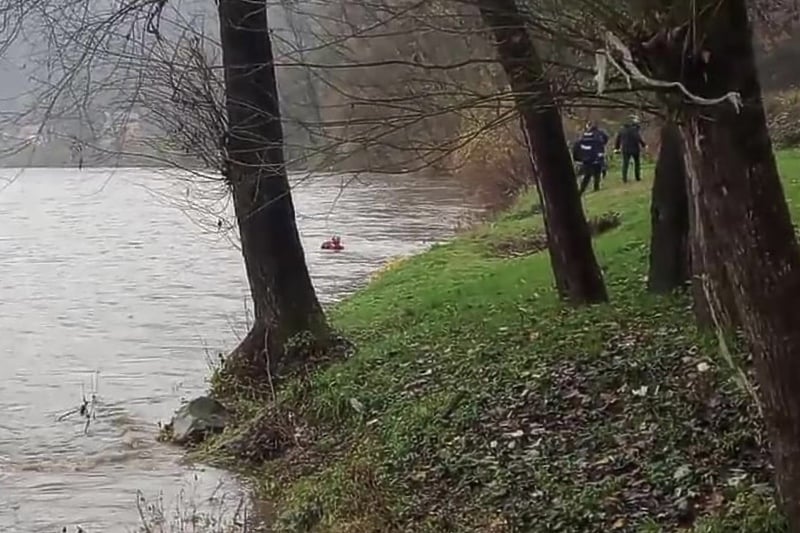 TRAGEDIJA U ZAVIDOVIĆIMA Žena skočila sa mosta u nabujalu Bosnu, nije joj bilo spasa (VIDEO)