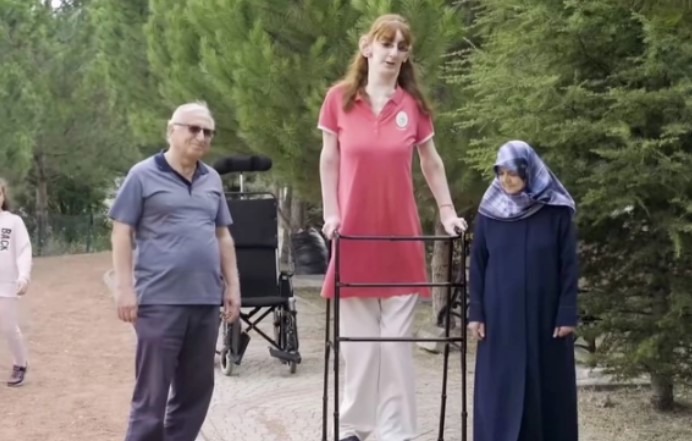 NAJVIŠA ŽENA NA SVIJETU ISPUNILA ŽIVOTU ŽELJU Prvi put u životu letjela avionom, ali na neuobičajan način (FOTO)