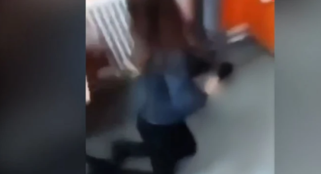 ŠOKANTAN SNIMAK Učenici maltretirali profesoricu za vrijeme časa: Izvukli stolicu na kojoj je sjedila...