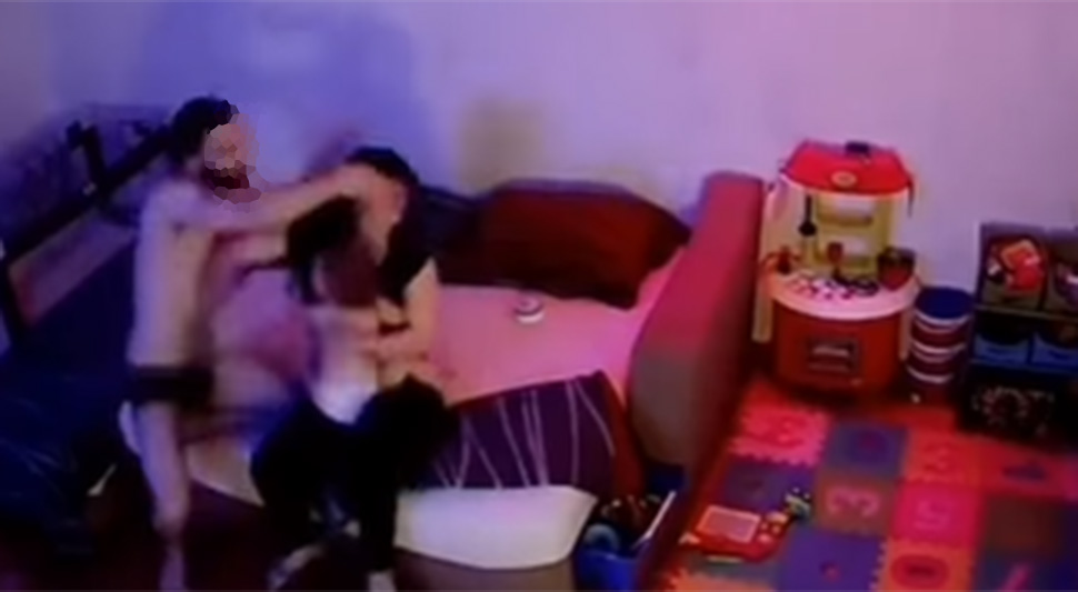 MUŠKARAC UDARA ŽENU DOK ONA DRŽI DIJETE U NARUČJU Novi uznemirujući snimak nasilja u porodici digao javnost na noge (VIDEO)