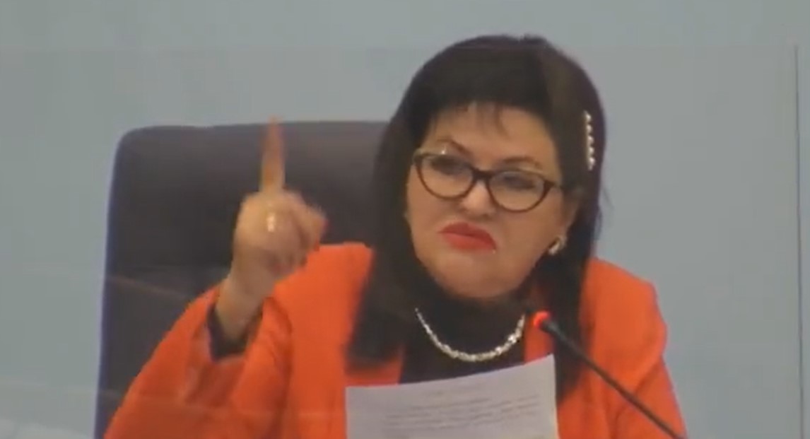 "SJEDI DOLJE! NEMOJ MI SE OĐE OBADATI! TI NISI POSLANIK" Konstitutivna sjednica NS RS ostala u sjeni diskusija Nataše Radulović sa poslanicima