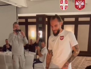 NAKON PRVOG TRENINGA SLAVLJE Nemanja Gudelj proslavio rođendan (VIDEO)