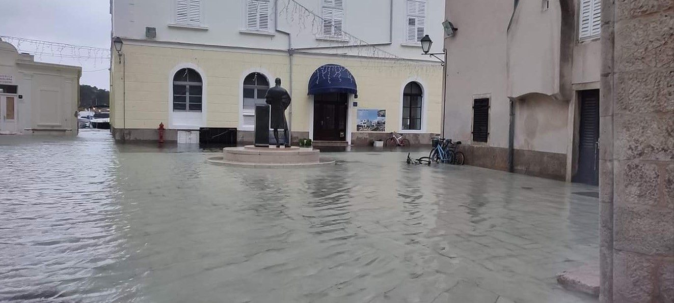 STRAŠNO NEVRIJEME NA HRVATSKOM PRIMORJU Automobili plutaju ulicama, voda ušla u kafiće i restorane (FOTO)