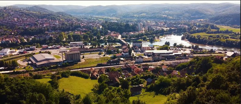 DETALJI BRUTALNE TUČE U NOVOM GRADU Pijani gosti demolirali kafanu, odvalili i dio šanka, a sve zbog djevojke