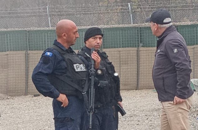 NOVA PROVOKACIJA PRIŠTINE Specijalci sa dugim cijevima stigli na prelaz Brnjak dok se održava narodni skup Srba u Mitrovici (FOTO)