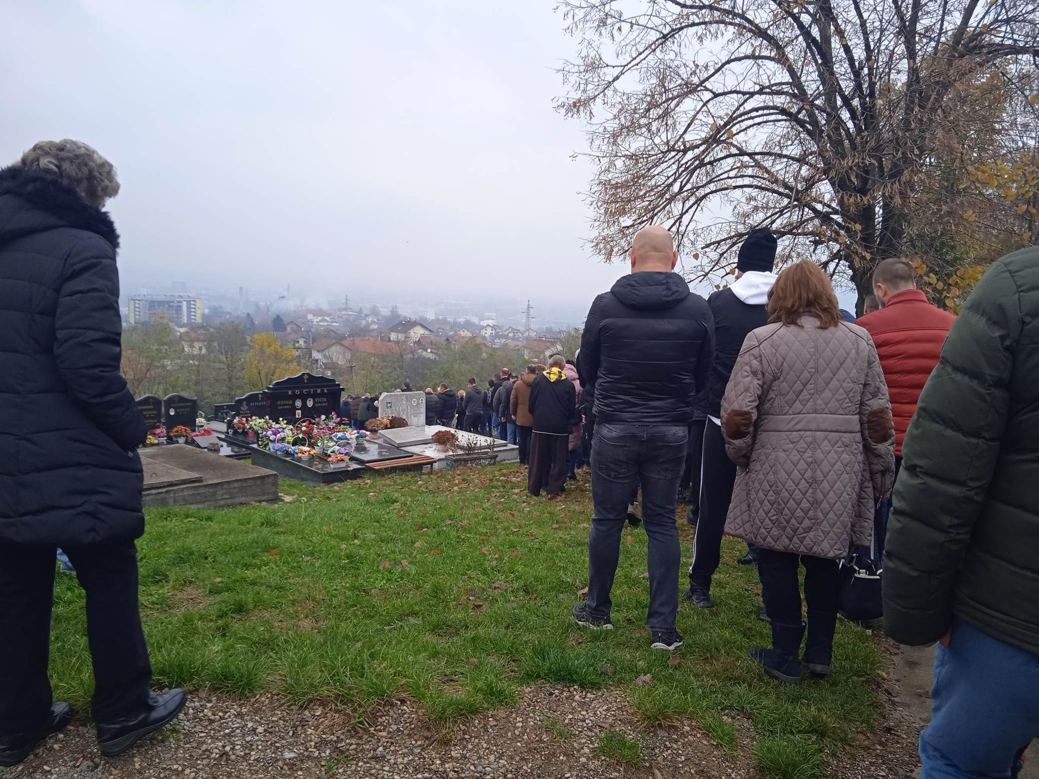 SAHRANA DARKA VUJINOVIĆA Povorka krenula ka grobu "oca hrabrosti": Sestra od tuge jedva hoda i sapliće se, pridržavaju je da ne padne (FOTO/VIDEO)