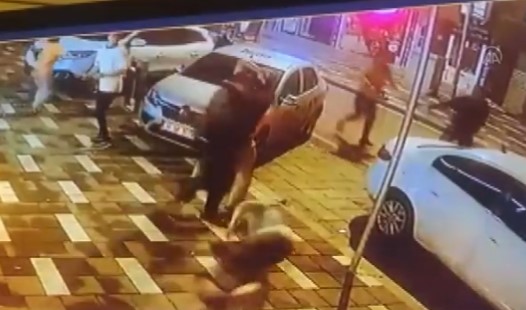OBJEKTIV ZABILJEŽIO STRAVIČAN PRIZOR Tokom zemljotresa skočio sa trećeg sprata (VIDEO)