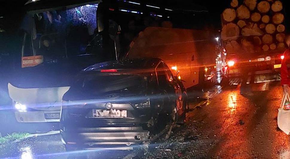 STRAVIČNA SAOBRAĆAJKA U KANJONU VRBASA Sudarili se autobus, kamion i automobil