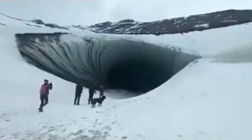 TRAGIČAN KRAJ PUTOVANJA Snimljen trenutak pogibije turiste na zabranjenoj stazi (VIDEO)