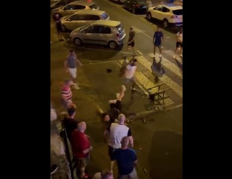 TUČA NAVIJAČA ENGLESKE I VELSA Na sve strane letjele flaše i stolice (VIDEO)