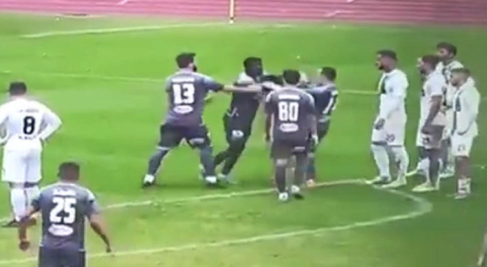 SKANDAL U CRNOJ GORI Saigrači se potukli usred meča zbog penala, Senegalac bio bijesan (VIDEO)