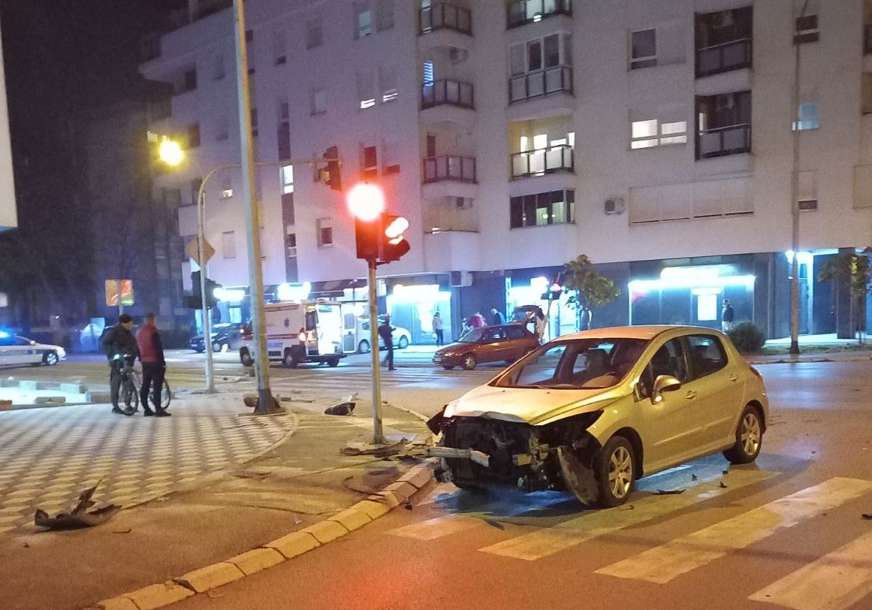 DETALJI SAOBRAĆAJKE U BANJALUCI U sudaru dva automobila povrijeđena tri lica, od kojih dva maloljetna