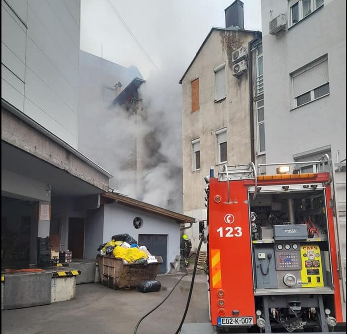 KULJA DIM U JEVREJSKOJ ULICI Požar u centru Banjaluke, zapalio se namještaj (FOTO)