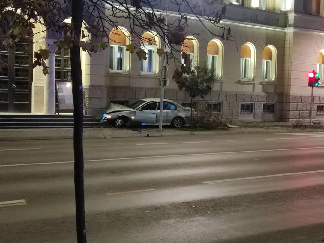 NESREĆA U CENTRU BANJALUKE Automobilom se zakucao u Banski dvor, vozač lakše povrijeđen (FOTO)