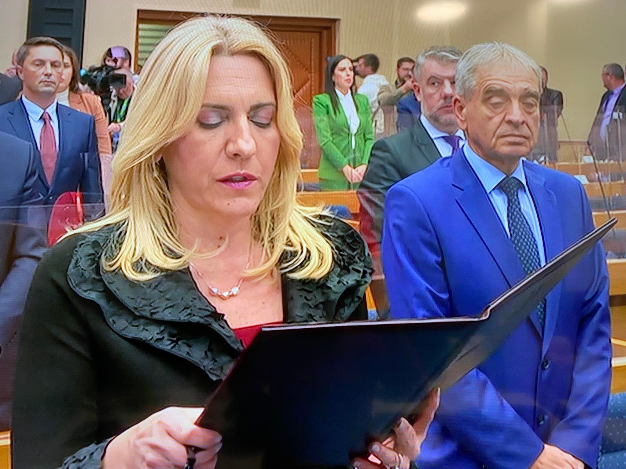 "U SARAJEVO ODLAZIM ISPRUŽENE RUKE" Željka Cvijanović položila zakletvu u Narodnoj skupštini Srpske