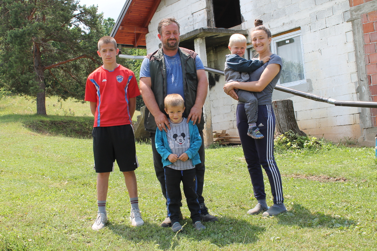 DJECA I BEBA U KOLIJEVCI OSTALI BEZ MAJKE Porodica Živković iz Riječana kod Laktaša živi od 287 maraka, budite humani i olakšajte im život