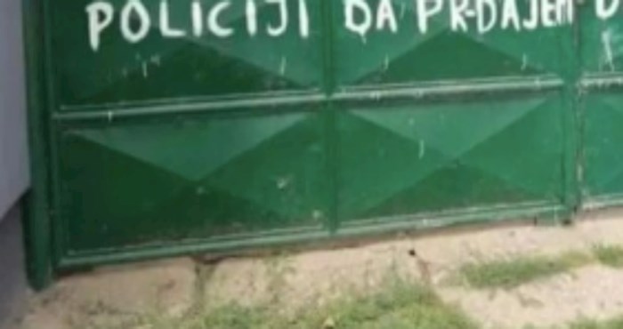 FOTKA IZ SELA U BiH NASMIJALA REGIJU Mile je odlučio da se osveti, pa bijes iskazao na ogradi (FOTO)