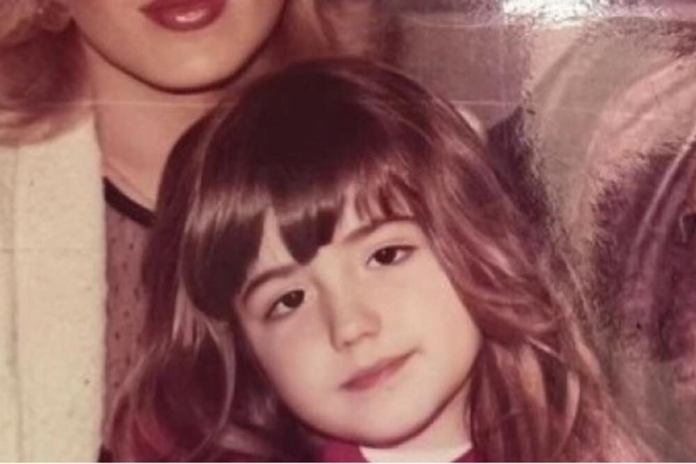 PREPOZNAJETE LI DEVOJČICU SA SLIKE!? Danas je velika zvijezda svi je volimo, a muškarci lude za njom