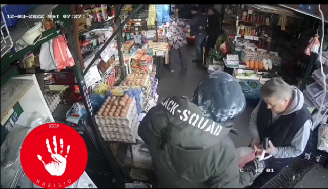 JEZIV SNIMAK NASILJA DIGAO REGION NA NOGE Muškarac tuče ženu na pijaci, a prolaznici ignorišu (VIDEO)