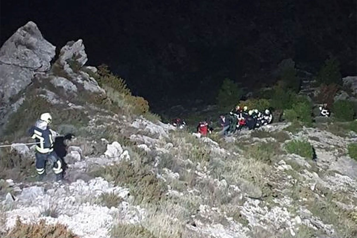 DJEČACI HITNO HOSPITALIZOVANI Maloljetnici iz BiH i Hrvatske teško povrijeđeni nakon slijetanja autom u provaliju