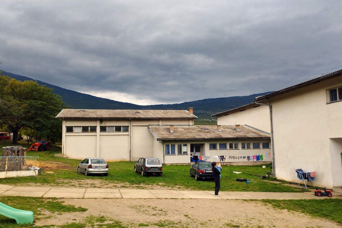 ŽIVOT SRBA U FEDERACIJI U selu kraj Drvara nastavu pohađaju samo dvije sestre koje žive u školi