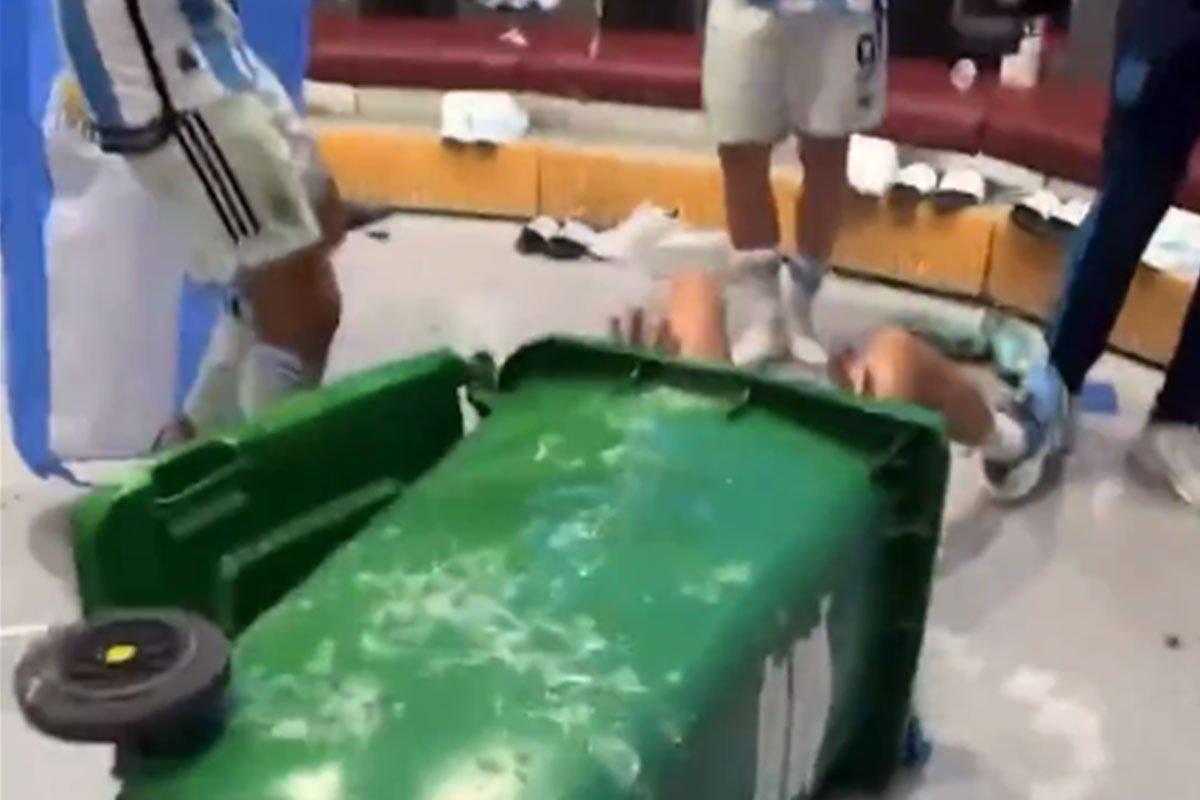 ARGENTINAC ZAVRŠIO U KANTI ZA SMEĆE "Gaučosi" na zanimljiv način proslavili titulu (VIDEO)