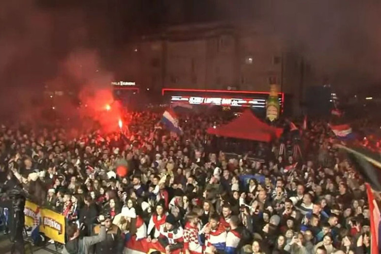 SRAMOTAN POTEZ PUBLIKE U LIVNU Nakon govora Zlatka Dalića uzvikivali “Za dom spremni”